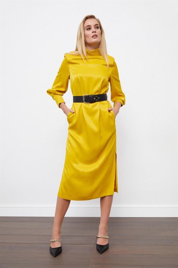 Sarı Kemerli Uzun Kol Yırtmaçlı Elbise