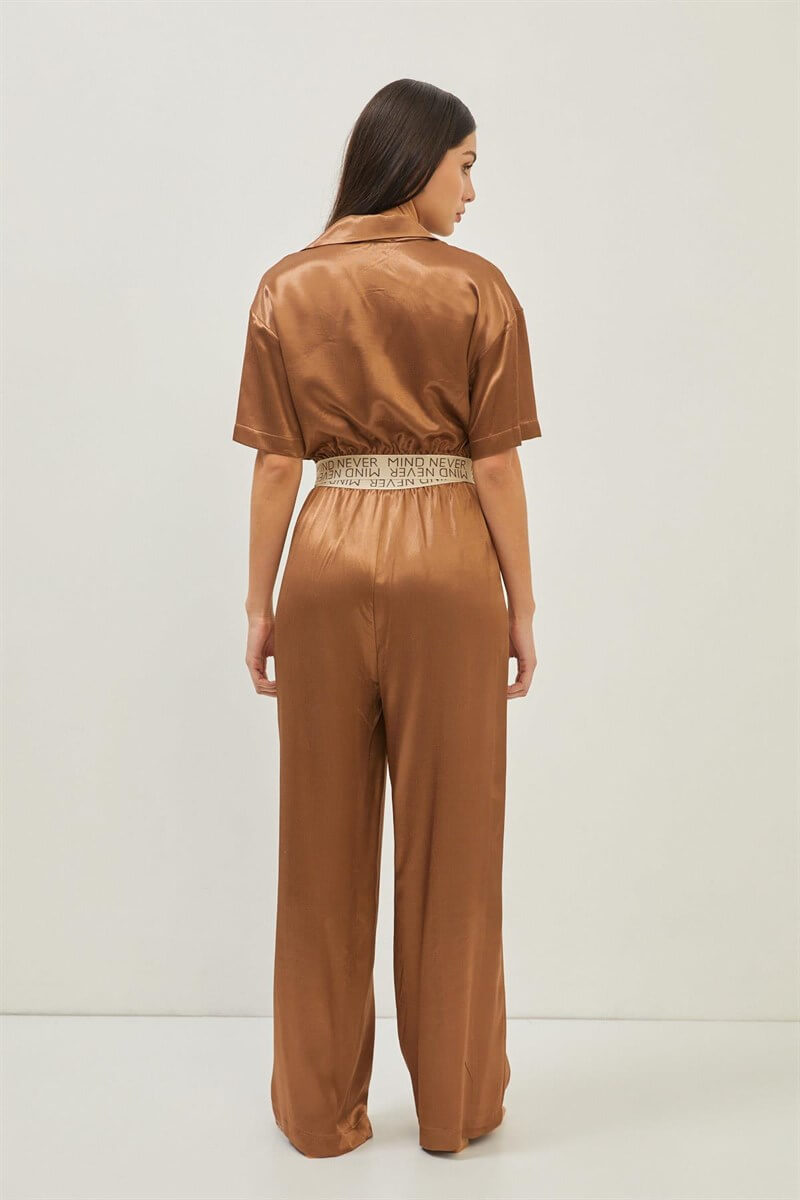 Kahverengi Beli Slogan Detaylı Saten Görünümlü Crop Gömlek Palazzo Pantolon Takım