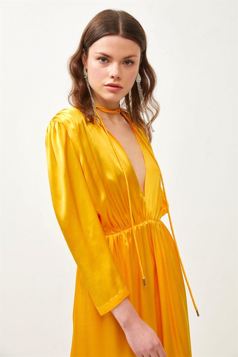 Sarı Bağcık Detaylı V Yaka Saten Elbise