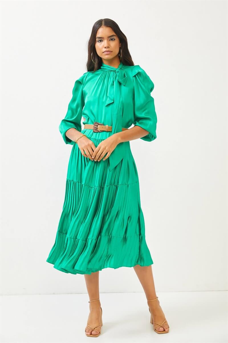 Yeşil Yakası Bağlamalı Kemer Detaylı Piliseli ElbiseST060S40140501
